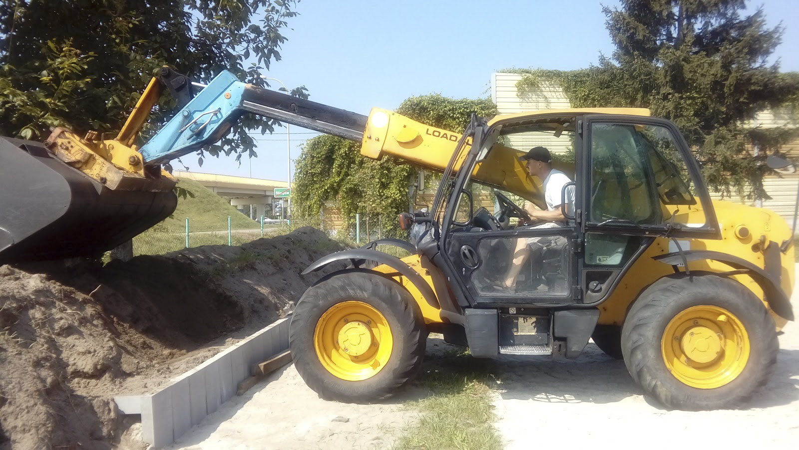 Budujemy trybuny i stawiamy słupki przy boisku siatkówki plażowej • Niegów 2018