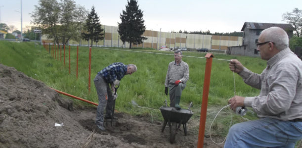 Robimy ogrodzenie przy zabytkowym Młynie „Nowość” • Niegów 2015